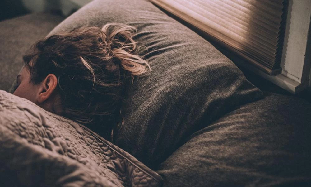 Έρευνα: Κίνδυνος άνοιας για όσους κοιμούνται λιγότερες από έξι ώρες